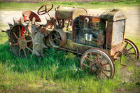 IMG_9538_Old_Tractor_Put_Out_to_Pasture 2 rys