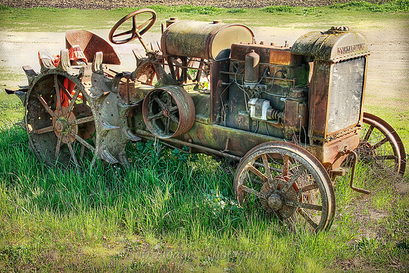 IMG_9538_Old_Tractor_Put_Out_to_Pasture 2 rys